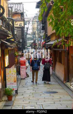 Touristen zu Fuß auf einer schmalen Straße in Kyoto Japan Asien Stockfoto