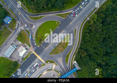 Kreuzung Landstraße von Enthusiasten und großen Kupavensky Reisen in Moskau. Luftaufnahmen. Stockfoto