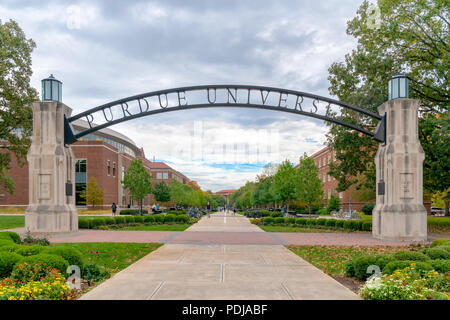 WEST Lafayette, IN, USA - 22. OKTOBER 2017: Eingangstor und Gehweg auf dem Campus der Purdue University. Stockfoto