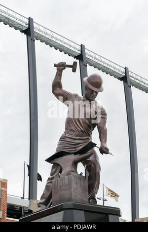 WEST Lafayette, IN/USA - Oktober 22, 2017: Der kesselschmied Statue auf dem Campus der Purdue University. Stockfoto