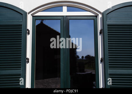 Holz- Fenster mit Fensterläden öffnen, modernes Design Stockfoto