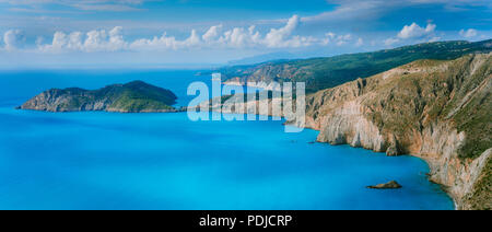 Atemberaubende Küsten Panorama und schöne Wolken am Horizont auf der Insel Kefalonia. Mittelmeer Sommer Küstenlandschaft Stockfoto