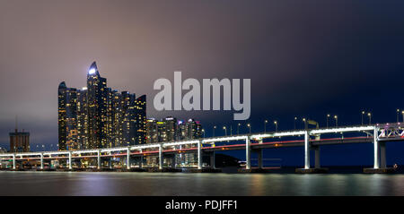 Busan, Südkorea - August 9, 2018: Stadtbild von Haeundae Bezirk mit Luxus Wolkenkratzer und Brücke in Abend Stockfoto