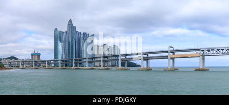 Busan, Südkorea - 12 Jul, 2018: Stadtbild von Haeundae Bezirk mit Luxus Wolkenkratzer und Gwangan Brücke Stockfoto