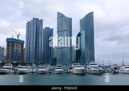 Busan, Südkorea - 12 Jul, 2018: Busan Marina City Wolkenkratzer mit Yachten Stockfoto
