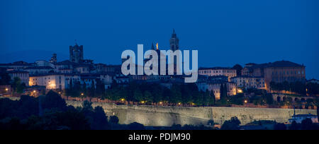 Blick auf die antike Stadt Bergamo bei Sonnenuntergang Stockfoto