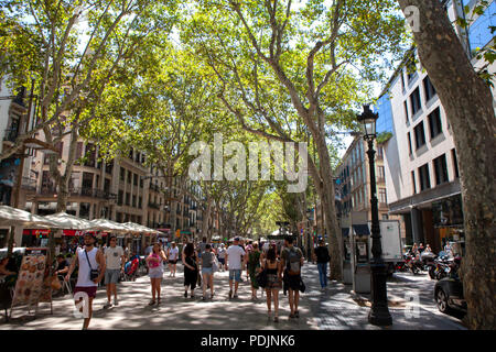 Der berühmten Straße Las Ramblas im Zentrum von Barcelona, Katalonien, Spanien im Juli Sommerzeit Stockfoto