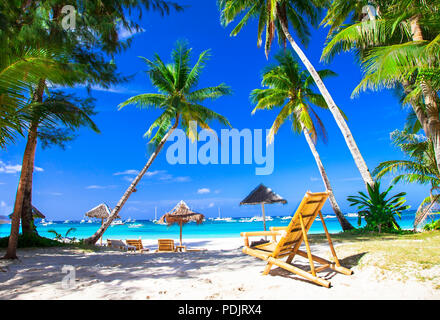 Wunderschöne Insel Boracay, azurblaues Meer mit Palmen und Sonnenschirmen, Philippinen. Stockfoto