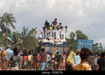 Rohingya-flüchtlinge Jagt für Hilfsgüter an Balukhali in Ukhia, Cox's Bazar, Bangladesch Stockfoto