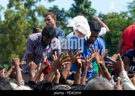 Rohingya-flüchtlinge Jagt für Hilfsgüter an Balukhali in Ukhia, Cox's Bazar, Bangladesch Stockfoto