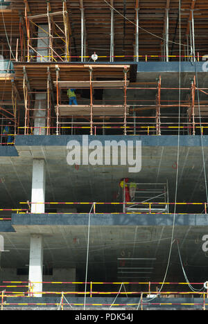 Mehrstöckiges Gebäude Baustelle mit Arbeitern auf Gerüsten Stockfoto
