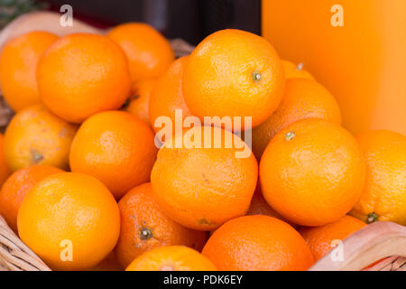 Nahaufnahme von einem Korb der reife Orangen zum Verkauf auf dem Markt. Stockfoto