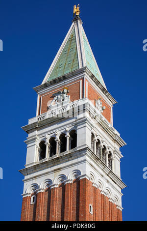 San Marco Glockenturm in der Nähe bis in Venedig in einem sonnigen Sommertag, blauer Himmel Stockfoto