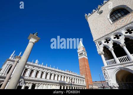 San Marco Glockenturm, nationalen Marciana Bibliothek und Dogenpalast Low Angle View, Clear blue sky in Venedig, Italien Stockfoto