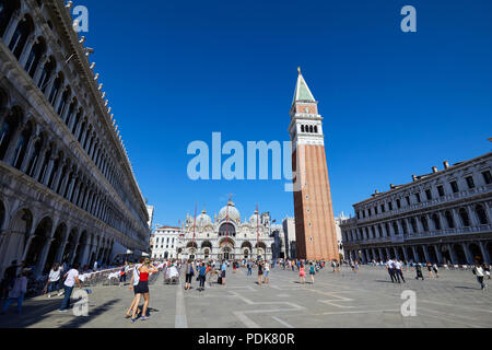 Piazza San Marco, Basilika, Glockenturm und den Platz mit Menschen und Touristen, klaren, blauen Himmel an einem sonnigen Sommertag in Italien Stockfoto