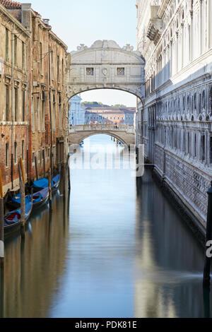 Seufzerbrücke und ruhigem Wasser in den Kanal, morgen in Venedig, Italien Stockfoto