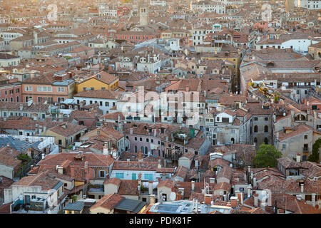 Luftaufnahme von Venedig Dächer, Stadt und Gebäude vor Sonnenuntergang in Italien Stockfoto