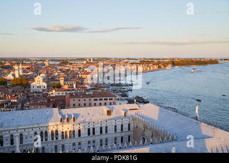 Luftaufnahme von Venedig vor Sonnenuntergang mit Küste und Dächer, Italien Stockfoto