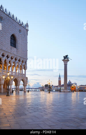 San Marco Platz mit Spalte mit geflügelten Löwen und Dogenpalast, niemand am frühen Morgen in Venedig, Italien Stockfoto