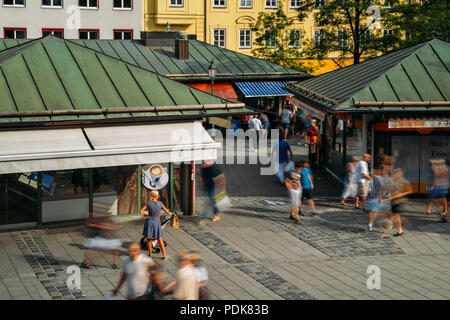 München, Deutschland - Juli 29., 2018: Perspektive der Einheimischen und Touristen genießen Sie Bier und Essen an einem geöffneten Biergarten in Viktualienmarkt Stockfoto