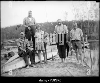 47 Vier Männer und ein Mädchen zeigen ihre Angeln catch am Lake Conjola (4009416405) Stockfoto