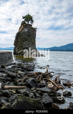 Siwash Rock auf den Stanley Park Seawall an einem sonnigen Sommertag Stockfoto