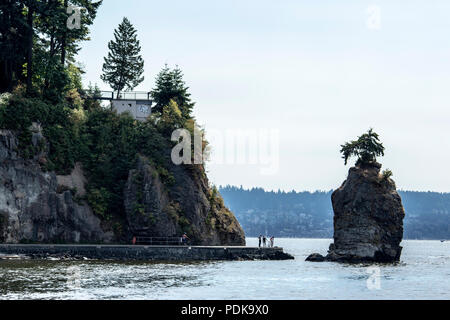 Touristis an siwash Rock auf den Stanley Park Seawall und Cliff an einem sonnigen Sommertag Stockfoto