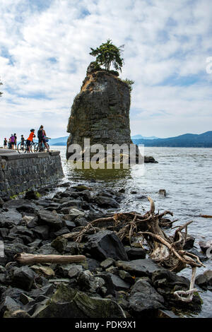 Touristis an siwash Rock auf den Stanley Park Seawall an einem sonnigen Sommertag Stockfoto