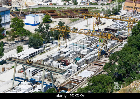 Blick von der Höhe auf industrielle Zone eines Betonmischanlagen. Stockfoto