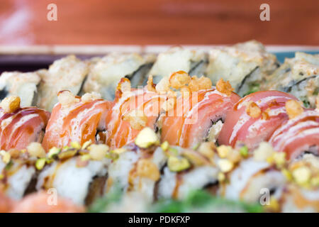 Close up Essen Bild von Sushi auf Keramikplatte Hintergrund serviert. Foto für Text und Design. Stockfoto