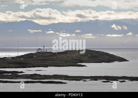 Versuch Inseln Leuchtturm, Victoria. Der Leuchtturm auf den Inseln, in der Nähe von Victoria auf Vancouver Island. Die Olympischen Berge, in Washington. Stockfoto