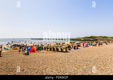 Schindel East Beach in Littlehampton, einem kleinen Ferienort an der Südküste in West Sussex, UK im Sommer mit Urlaubern überfüllt Stockfoto