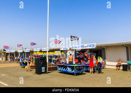 Strand Cafes und Geschäften an der Strandpromenade in Littlehampton, einem kleinen Ferienort an der Südküste in West Sussex, UK im Sommer Stockfoto