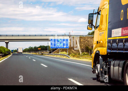 Gelbe lorrie auf E60-E65 Richtung Wien oder Bratislava an der Grenze zu Österreich und der Slowakei reisen Stockfoto