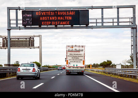 Obenliegende gantry digitales Schild Warnung Fahrer ihren Abstand auf der slowakischen Autobahn in der Nähe von Bratislava zu halten Stockfoto