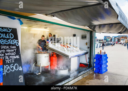 Abschaltdruck dampfenden Krabben und frischen Fisch und Meeresfrüchte in Littlehampton, einem kleinen Ferienort an der Südküste in West Sussex, UK im Sommer Stockfoto