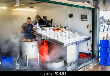 Abschaltdruck dampfenden Krabben und frischen Fisch und Meeresfrüchte in Littlehampton, einem kleinen Ferienort an der Südküste in West Sussex, UK im Sommer Stockfoto