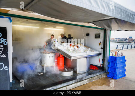 Abschaltdruck dampfenden Krabben und frischen Fisch und Meeresfrüchte in Littlehampton, einem kleinen Ferienort an der Südküste in West Sussex, UK im Sommer Stockfoto