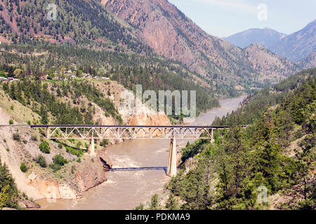 Zug Brücke über den Fraser River in Lillooet, British Columbia, Kanada. Stockfoto