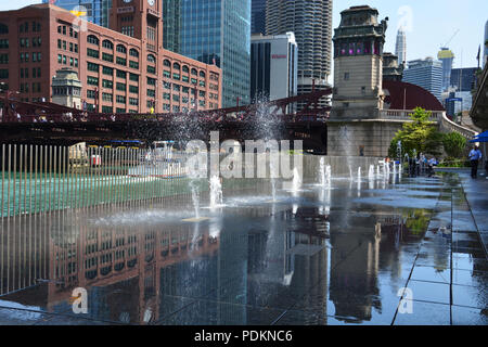 Die null Tiefe splash Brunnen entlang des Chicago Riverwalk bieten den Kindern einen Ort aus an einem heißen Tag abkühlen. Stockfoto