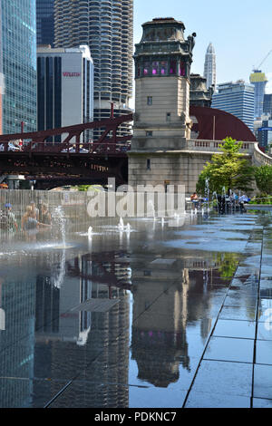 Die null Tiefe splash Brunnen entlang des Chicago Riverwalk bieten den Kindern einen Ort aus an einem heißen Tag abkühlen. Stockfoto