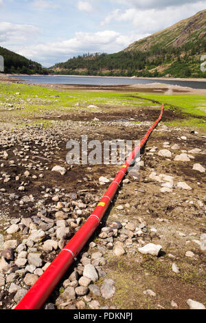 Thirlmere Reservoir, die schnell trocknen Aufgrund der anhaltenden Trockenheit führenden United Utilities eine Schlauchleitung Verbot einzuführen. Juli 2018, mit einer Stockfoto