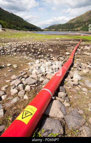 Thirlmere Reservoir, die schnell trocknen Aufgrund der anhaltenden Trockenheit führenden United Utilities eine Schlauchleitung Verbot einzuführen. Juli 2018, mit einer Stockfoto