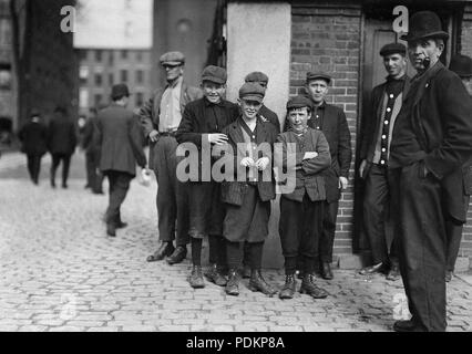 Arbeitnehmer in Merrimac Mühle. Robert, kleinste, 12 Jahre alt, Oktober 1911 Stockfoto