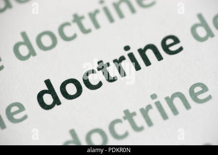 Wort Lehre auf weißem Papier Makro gedruckt Stockfoto