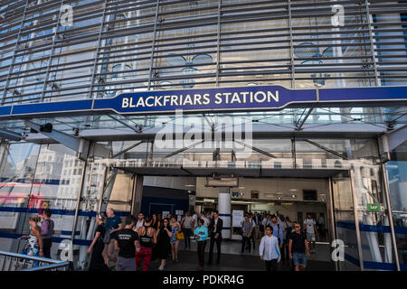 Pendler verlassen Blackfriars Station, London, England, Großbritannien Stockfoto