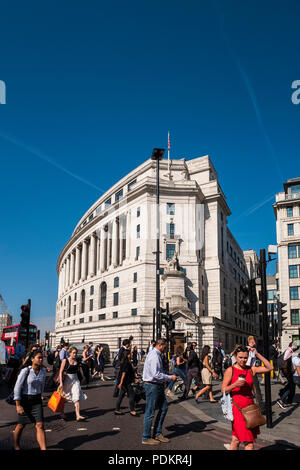 Morgen Pendler, die zu Fuß in die City von London nach Verlassen der Blackfriars Station, London, England, Großbritannien Stockfoto