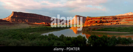 Panoramablick auf die Felsen entlang der alten Colorado River in Utah in der Nähe von Moab, Utah. Stockfoto