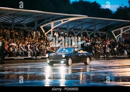 Minsk, Weißrussland - Juni 28, 2017: Chinesische Cabriolet Faw Hongqi L5 bewegt sich auf der Straße bei Nacht Probe von Parade vor der Feier der Unabhängigkeit Da Stockfoto