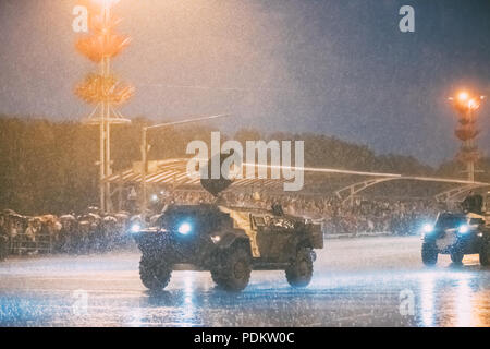 Minsk, Weißrussland - Juni 28, 2017: Neueste Belarussischen gepanzerten Auto Kaiman entlang der Straße während der Ausbildung vor dem Tag der Unabhängigkeit von Belarus zu bewegen. Abend Ra Stockfoto